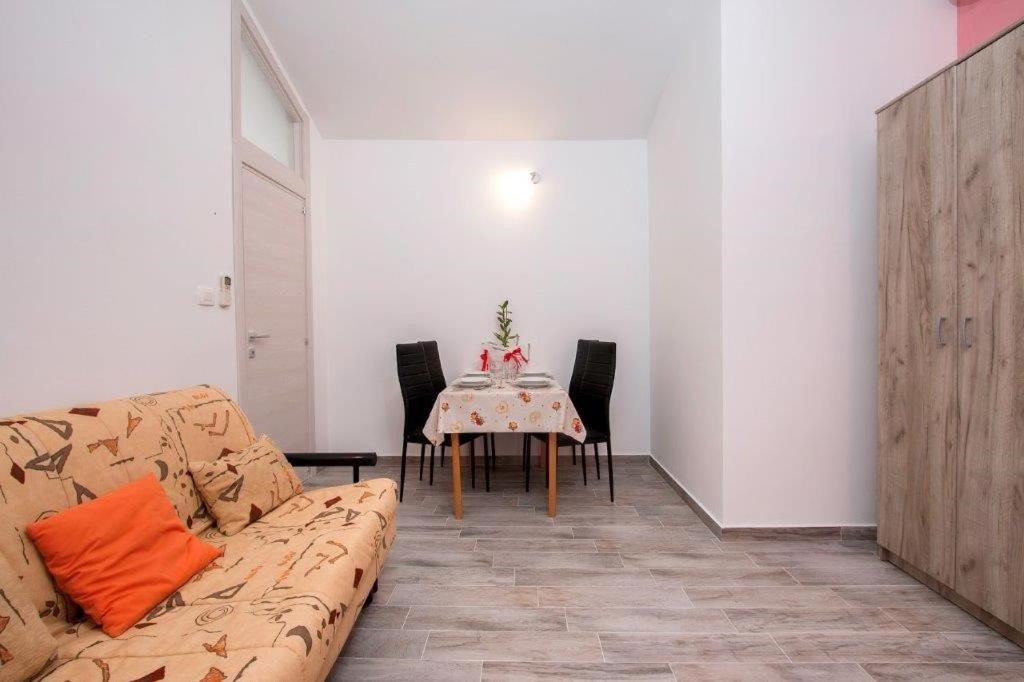 Pleasant Oriana Apartment Near The Sea-Pula Exterior photo